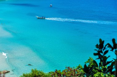 Masmavi okyanus tekne