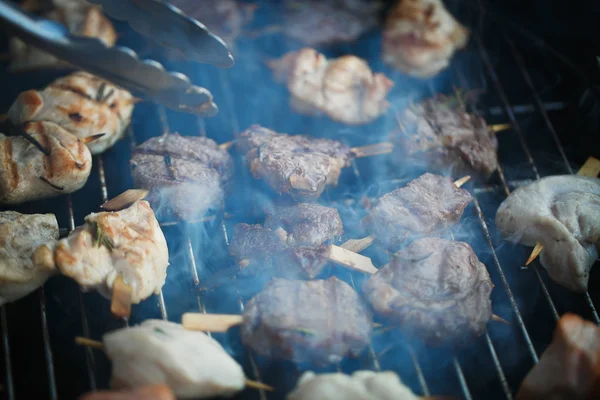 Morceaux de viande sur le gril — Photo