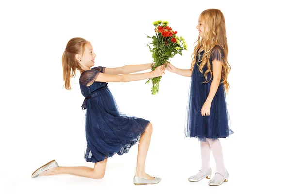 Két gyönyörű lányok, egy csokor virágot — Stock Fotó