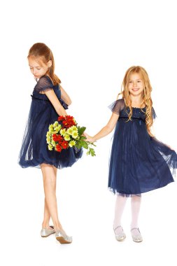 Bir buket çiçek iki güzel kızla