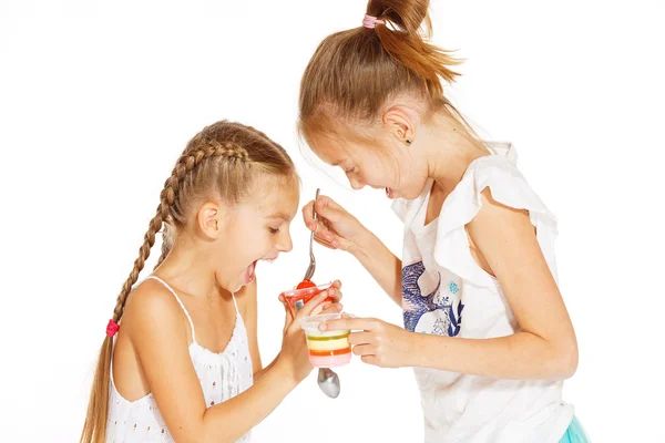 Kleine Mädchen essen Marmelade — Stockfoto
