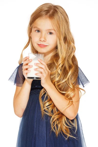 Gyönyörű lány, egy pohár tej — Stock Fotó