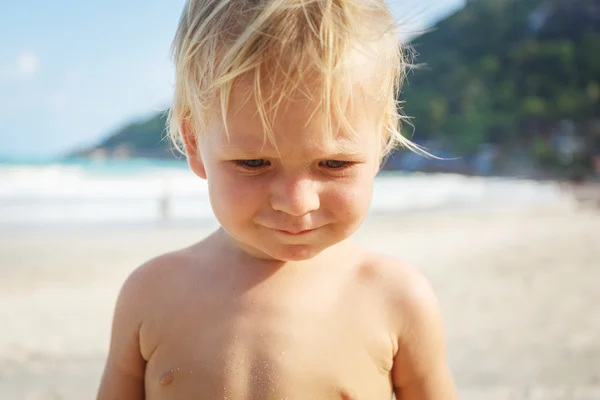 Portret van kleine peuter op een strand — Stockfoto