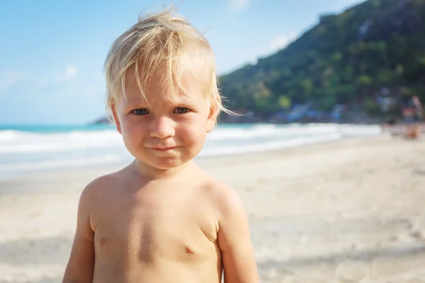 Portret van kleine peuter op een strand — Stockfoto