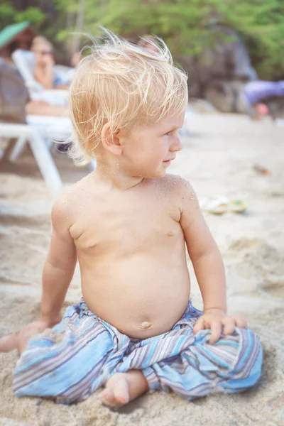 Portret małego malucha na plaży — Zdjęcie stockowe