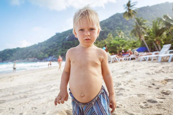 Ritratto di bambino su una spiaggia — Foto Stock