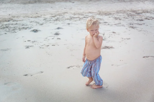 เด็กน้อยเดินบนชายหาด — ภาพถ่ายสต็อก