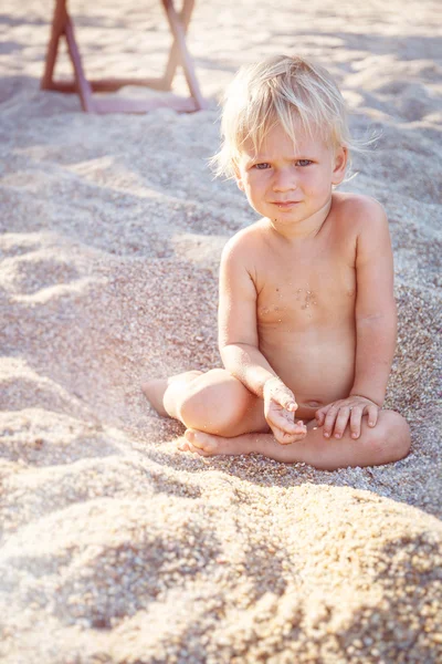 Bambino su una spiaggia — Foto Stock