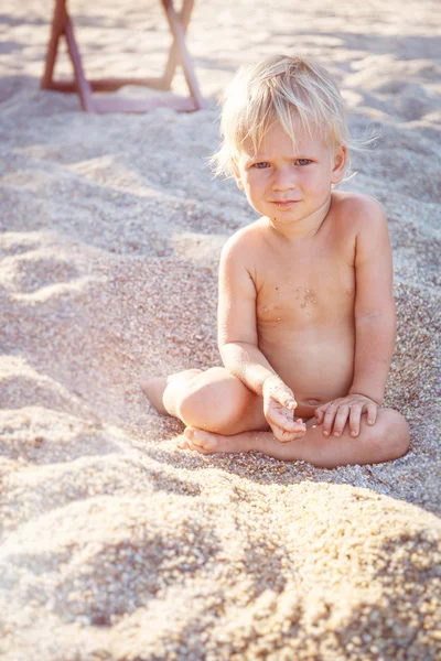 Baby op een strand — Stockfoto