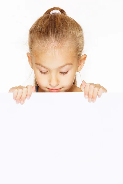 Kleines Mädchen mit leerem Schild — Stockfoto