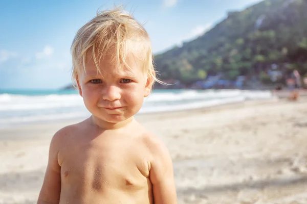Portrait de petit bambin sur une plage — Photo