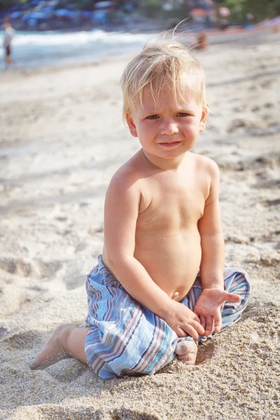 Portret van kleine peuter op een strand — Stockfoto