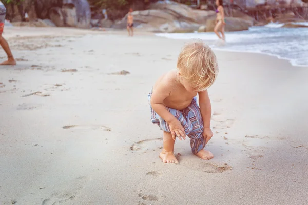 Toddler Zwiedzanie na plaży — Zdjęcie stockowe