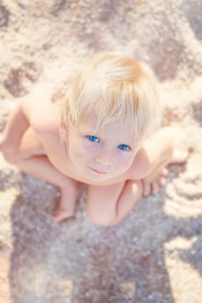 Bébé sur une plage — Photo