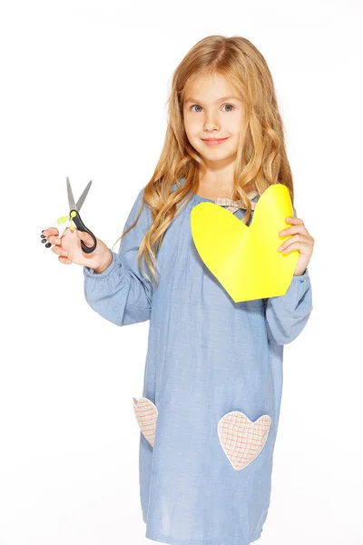 Makas ve sarı kağıt ile sevimli küçük kız