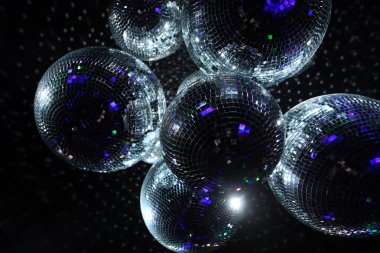 Karanlıkta disko topu