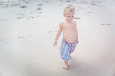 Sahilde yürüyüş toddler