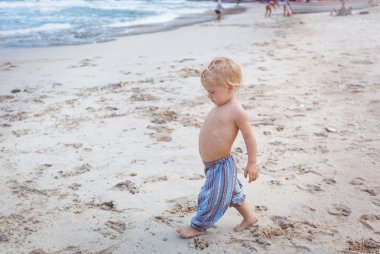 Sahilde yürüyüş toddler