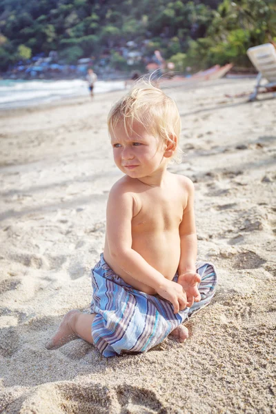 Retrato de un niño pequeño en una playa — Foto de Stock