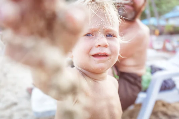 Bébé avec visage dans le sable — Photo