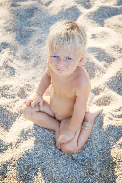 Baby op een strand — Stockfoto