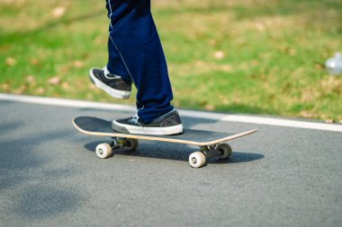 Kaykaycı görüntüsü kaykay parkında..