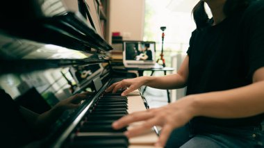 Çevrimiçi piyano dersleri sahnesi veya E-sınıfı öğrenme Coronavirus yayılırken veya covid-19 kriz durumundayken, vlog veya öğretmen öğrencilere evde öğrenim görmek için online piyano dersi veriyor.