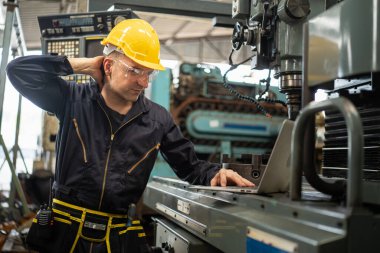 Yorgun fabrika işçisi sırt ve omuz ağrıları yüzünden omuzlarını ovuyor. Ağrı ifadesi, konsept yorgunluk, fabrika işçisi yaşam tarzı, ofis sendromu, yorucu çalışma saati..