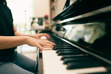 Çevrimiçi piyano dersleri sahnesi veya E-sınıfı öğrenme Coronavirus yayılırken veya covid-19 kriz durumundayken, vlog veya öğretmen öğrencilere evde öğrenim görmek için online piyano dersi veriyor.