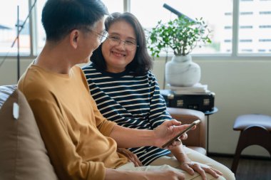 Asyalı yaşlılar evde birlikte vakit geçiriyorlar, yaşlı ya da yetişkin insanlar tatilde oturma odasında kalıyorlar. Emekli olduktan sonra yaşam tarzı konsepti.