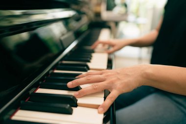 Çevrimiçi piyano dersleri sahnesi veya E-sınıfı öğrenme Coronavirus yayılırken veya covid-19 kriz durumundayken, vlog veya öğretmen öğrencilere evde öğrenim görmek için online piyano dersi veriyor.