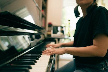 Çevrimiçi piyano dersleri sahnesi veya E-sınıfı öğrenme Coronavirus yayılırken veya covid-19 kriz durumundayken, vlog veya öğretmen öğrencilere evde öğrenim görmek için online piyano dersi veriyor.