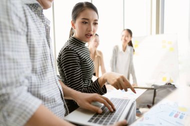 Asyalı bir girişimci grubunun yoğun bir iş toplantısı, takım çalışması kavramı, beyin fırtınası pazarlama planı ve yeni fikirler, iş yerinde kendine güvenen bir iş kadını, yeni bir iş kurma.