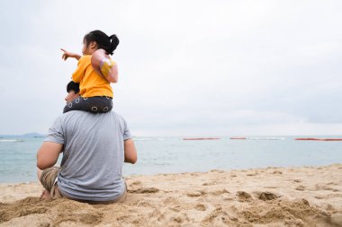 Baba ve kızı hafta sonu birlikte ve plajda vakit geçiriyorlar..