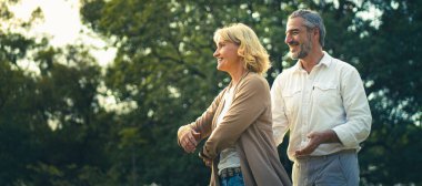 Mutlu yaşlılar parkta birlikte dans ediyorlar, güneş ışığı atmosferini ısıtıyorlar, emekliler için endişeleniyorlar, yaşlılar için endişeleniyorlar, yaşlılar için güzel, sağlıklı ve mutlu bir yaşam sürüyorlar..