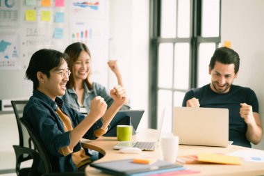 Genç nesil girişimci insanlar beyin fırtınası ve işbirliği, birlikte tartışma ve yeni bir fırsat yaratmak için fikir paylaşımı. .