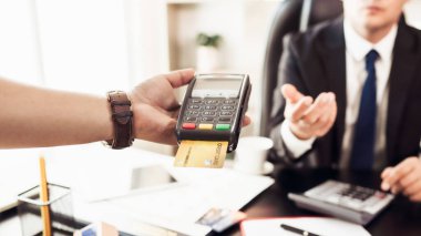 Kredi kartıyla kolay satın alınır ve alışverişe gidilir.