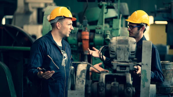 Fabrikanın motor makinesinden rahatsız olan iki sanayi işçisinin sahne çekimi, planlama, fabrikadaki çalışma prosedürü, konsept endüstriyel işçi hayatı, çalışma çatışması....