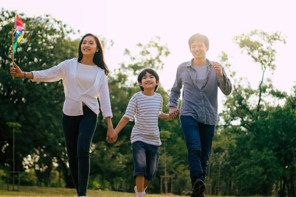 Cena Família Feliz Asiática Passar Tempo Juntos Andando Relaxando Parque — Fotografia de Stock