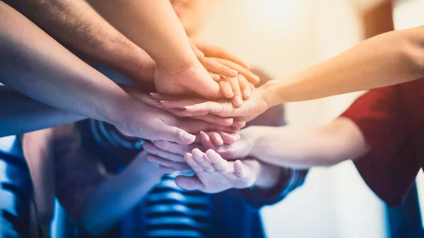 Pile Main Bénévolat Des Gens Pour Montrer Esprit Travail Équipe — Photo