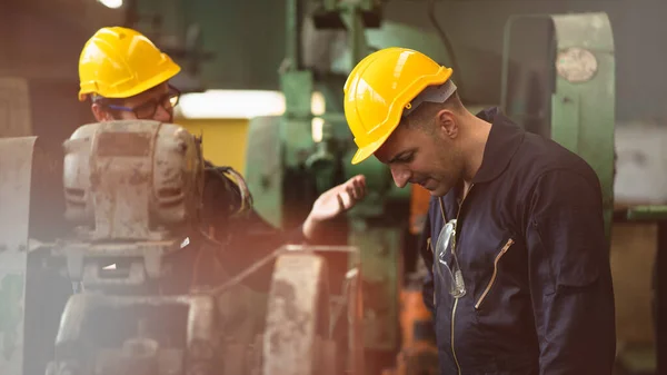 Fabrikanın motor makinesinden rahatsız olan iki sanayi işçisinin sahne çekimi, planlama, fabrikadaki çalışma prosedürü, konsept endüstriyel işçi hayatı, çalışma çatışması....
