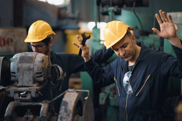 Fabrikadaki eski sistemle kendini kötü hisseden iki sanayi işçisinin vurulmasıyla işçiler üzülüyor ve pes ediyor, çalışma saatleri ve çatışmalarla uğraşırken endüstriyel işçileri kötü duygularla kavrıyorlar..
