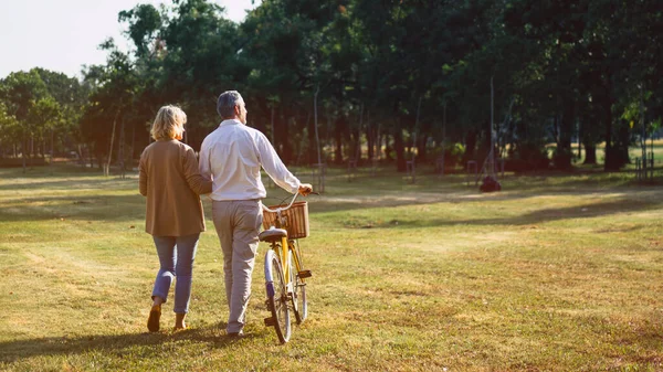 Achterkant Van Kaukasische Bejaarde Stellen Die Met Een Fiets Wandelen — Stockfoto