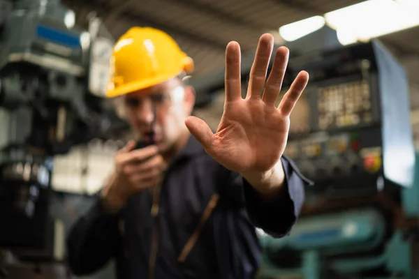 Fabrika şantiyesindeki sanayi işçilerinin seçici odak noktası telsizle iletişim kurarken uzak durması, konsept endüstriyel fabrikalara, mesleğe ve fabrika kısıtlamalarına erişimi kısıtlıyor