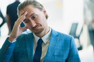 İş adamının stresli ve başarısız göründüğü orta ölçekli yakın çekim..