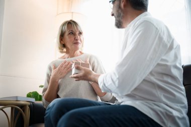 Yaşlı bir adam, sıcak ve aydınlık bir ortamda yaşlı bir kadına hediye veriyor. Romantik yaşlı bir koca, karısına yıldönümü hediyesiyle sürpriz yapıyor. Memlekette mutlu yaşlılar yaşam tarzı.