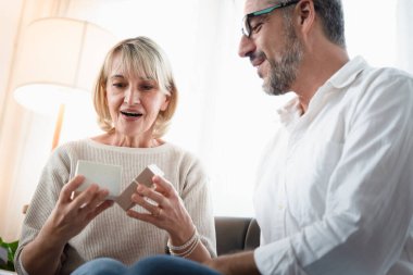 Yaşlı bir kadın, kocasının ona verdiği hediyeye bakarken şaşırtıcı bir şekilde yaşlı bir koca karısına yıldönümü hediyesi olarak sürpriz yapıyor. Mutlu son sınıf yaşam tarzları..