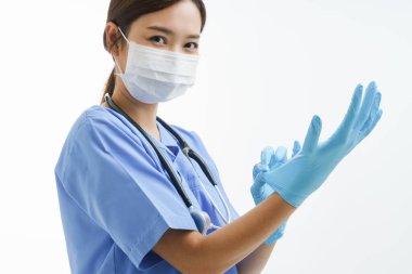 Asyalı kadın doktor ya da hemşire koruyucu yüz maskesi takıp beyaz arka plan ve fotokopi maskesini takın. Hastanede sağlık hizmeti kavramı. Tıbbi personelden emin..