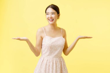 Genç Asyalı kadın sol ve sağ elini kaldırdı ve ürünleri fotokopi alanında karşılaştırdı veya tanıttı, karar ya da alternatif yol için mevcut. Seçimi kavramsal seç.