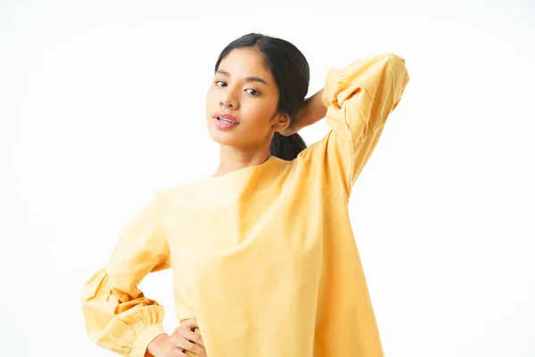 Asijské Žena Sobě Žluté Oblečení Drží Její Vlasy Stojí Nad — Stock fotografie
